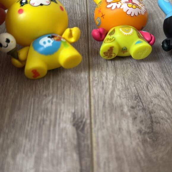 Set of 3 Kidrobot Dunnies Ye Olde English Collectible Figures - Picture 4 of 6